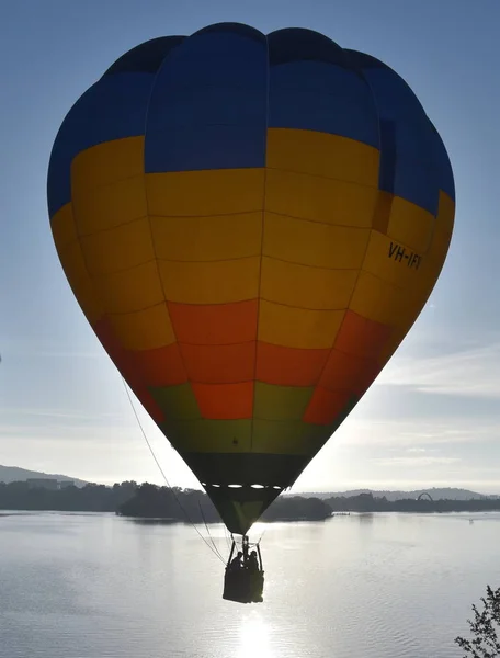 キャンベラ オーストラリア 2019 キャンベラのバルーンの壮大なフェスティバルの一環としてバーリー グリフィン湖の上空で飛行する熱気球 — ストック写真