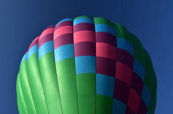 Widok Dołu Kolorowym Balonem Ramach Festiwalu Spektakularne Balon — Zdjęcie stockowe