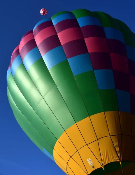 Widok Dołu Kolorowym Balonem Ramach Festiwalu Spektakularne Balon — Zdjęcie stockowe