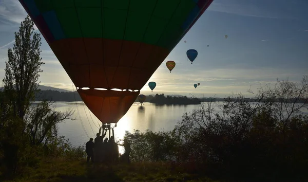 熱気球バーリーグリフィン湖 キャンベラでバルーンの壮大なフェスティバルの一環として着陸 — ストック写真