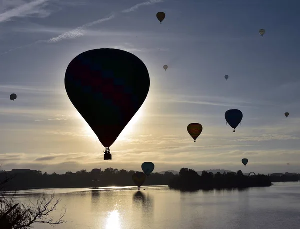キャンベラ オーストラリア 2019 キャンベラのバルーンの壮大なフェスティバルの一環としてバーリー グリフィン湖の上空で飛行する熱気球 — ストック写真