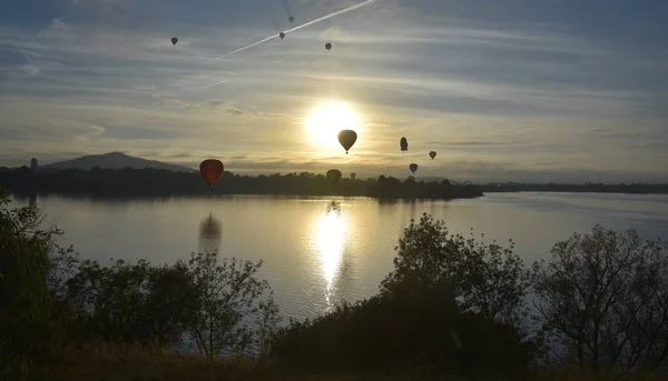 キャンベラのバルーンの壮大なフェスティバルの一環としてバーリー グリフィン湖の上空で飛行する熱気球 — ストック写真