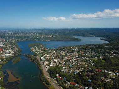 Narrabeen Gölü 'nün havadan görünümü. Sydney CBD arka planda