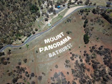 Mount Panorama Circuit, Avustralya'nın en ünlü motorlu otomobil yarışı ev havadan görünümü. Bathurst Nsw orta batı bölgesinde yer almaktadır.