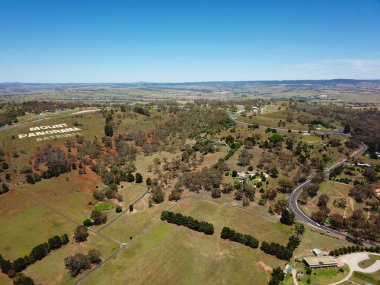 Avustralya'nın en ünlü motorlu otomobil yarışı Mount Panorama ev Bathurst bölgesel ülke şehir havadan görünümü. Bathurst Nsw orta batı bölgesinde yer almaktadır.