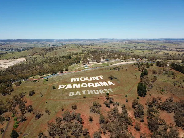 Mount Panorama Circuit, Avustralya'nın en ünlü motorlu otomobil yarışı ev havadan görünümü. Bathurst Nsw orta batı bölgesinde yer almaktadır.
