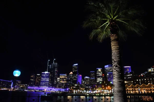 晚上被照亮的悉尼城市的风景 — 图库照片