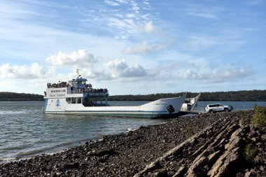 River Heads, Avustralya - Nis 24, 2019: Fraser Venture River Heads, turistler ve gemide 4wd araba yola. Dünya Mirası listesinde yer alan Fraser Adası