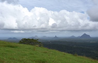 Blue Mountains, Avustralya'da Jamison ve Megalong vadilerini bölen Narrowneck platosunun manzara manzarası