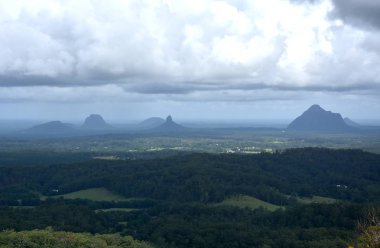 Blue Mountains, Avustralya'da Jamison ve Megalong vadilerini bölen Narrowneck platosunun manzara manzarası