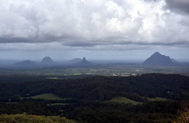 Blue Mountains, Avustralya'da Jamison ve Megalong vadilerini bölen Narrowneck platosunun manzara manzarası
