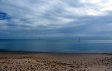 gün batımında Kingfisher Körfezi iskelesinin manzara görünümü