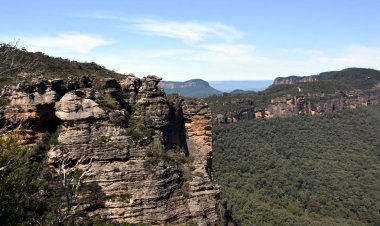 Blue Mountains, Avustralya'da Jamison ve Megalong vadilerini bölen Narrowneck platosunun manzara manzarası