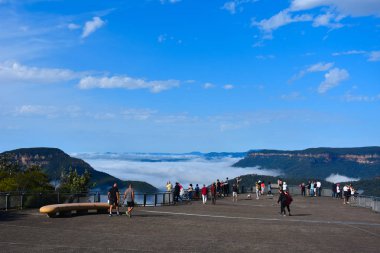 Katoomba, Avustralya - 23 Mart 2019: Echo Point'teki insanlar Three Sisters'ın fotoğraflarını çekiyor ve Mavi Dağlar Vadisi'nde sisin tadını çıkarıyor