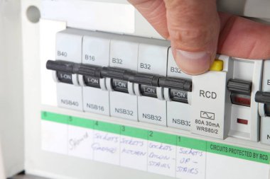 Bir Rcd (artık geçerli aygıt) bir İngiltere'de aile içi elektrik tüketici birim veya sigorta kutusunda sınama