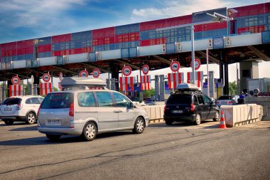 Troyes, Fransa - 27 Temmuz 2018: bariyer geçiş ücreti veya (Fransızca Peage) bir meşgul sıcak yaz günü yaklaşırken arabalar