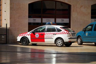 Cartagena, Murcia, İspanya - 01 Ağustos 2018: A Ploice ait yerel Cartagena polis gücü için araba bir otelin önünde park etmiş
