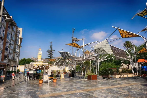 Cartagena, Murcia, İspanya - 01 Ağustos 2018: Plaza del Rey, Bernardino Garca mimar tarafından 2010 yılında şehir Cartagena, arka planda İspanyolca deniz üssü ile inşa edilen yapay orman
