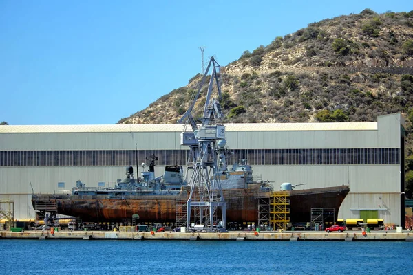Cartagena, Murcia, İspanya - 01 Ağustos 2018: kuru havuzda tamir ediliyor bir İspanyol donanma savaş gemisi