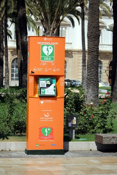 Cartagena, Murcia, İspanya - 01 Ağustos 2018: Genel olarak erişilebilen defibrilatör veya en düşük Aed, güneşli bir İspanyol sokak