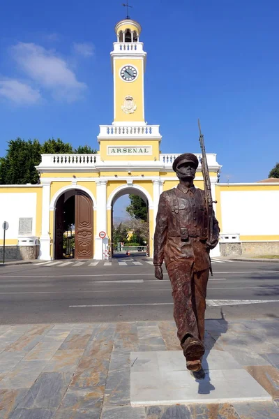 Cartagena, Murcia, İspanya - 01 Ağustos 2018: İspanyolca Deniz Piyade deniz üssü olarak da bilinen Arsenal Cartagena girişinde dışında heykeli