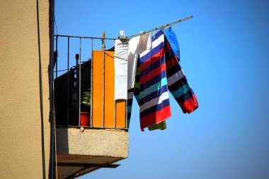 Renkli çamaşır ya da mavi gökyüzü - kopya alanı metin için sahip bir balkon daire üzerinde güneşte kurumaya takılıyorum Çamaşırhane