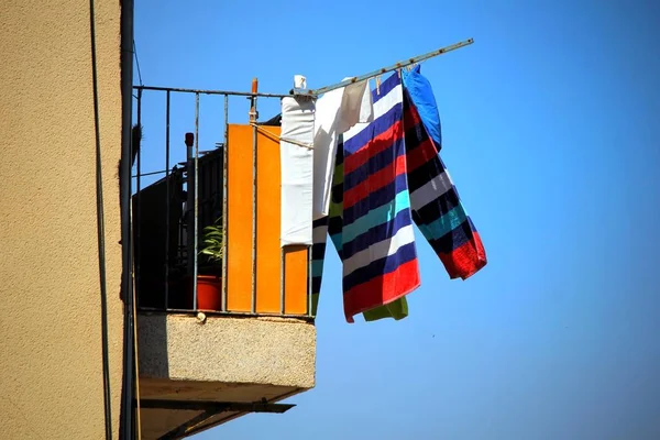 Renkli çamaşır ya da mavi gökyüzü - kopya alanı metin için sahip bir balkon daire üzerinde güneşte kurumaya takılıyorum Çamaşırhane