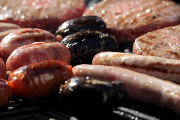 Sığ odak atış lezzetli çeşitli lezzetli sosis ve cızırtılı ve parlak yaz dışında Barbekü zor durumda plaka üzerinde pişirme Burger