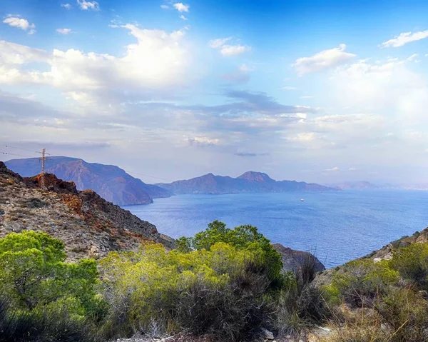 Bateria de Castillitos Murcia, İspanya yakınındaki engebeli kıyı şeridi dramatik doğal görünümü