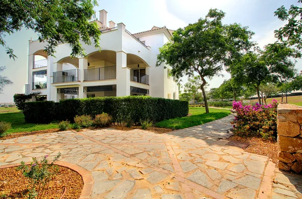 İspanyol tatil güzel bir estetikle düzenlenmiş bahçelerle apartmanda geniş açı çekim