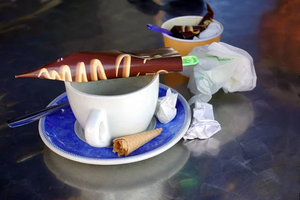 Kahve ve dondurma yemek artıkları snack, peçete ile sarma ve alış irsaliyesi bağ