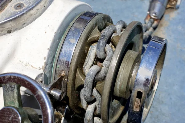 Küçük yolcu feribot tekne zinciri ve Vinç mekanizmasının yakın çekim