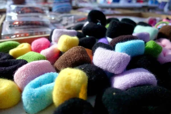 Çok renkli saç aksesuarları scrunchies veya bobbles olarak bilinen bir sürü yakın çekim