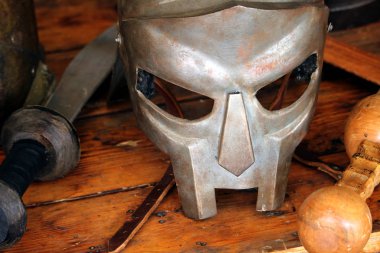 Kolları iki kısa kılıç ile tam yüz koruyucu ile Roma çelik kask