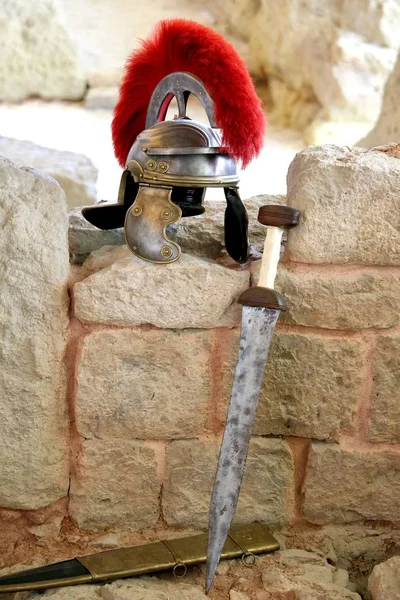 Kırmızı kret ve kısa kılıç veya 