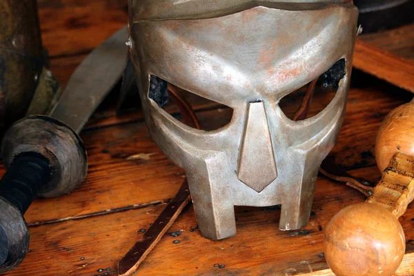 Kolları iki kısa kılıç ile tam yüz koruyucu ile Roma çelik kask