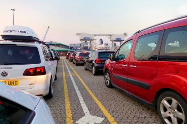 Dover, İngiltere - 27 Temmuz 2018: Sabahın erken saatlerinde feribot limanında feribota binmeyi bekleyen arabalar