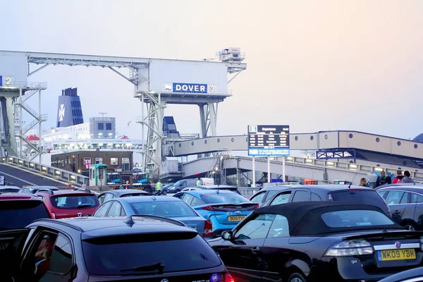 Dover, İngiltere - 27 Temmuz 2018: Sabahın erken saatlerinde feribot limanında feribota binmek için bekleyen arabalar ve kamyonlar