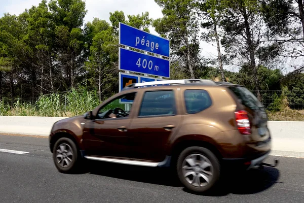 Dil Doktoru-Roussillon, Fransa - 28 Temmuz 2018: Bir araba kasıtlı hareket bulanıklığı olan geçiş kapısı veya Peage tabelasını hızla geçer