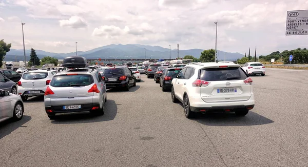 Languedoc-Roussillon, Fransa - 28 Temmuz 2018: Otomatik yolculuk için ödeme bekleyen otomobiller gişede veya Peage 'de kuyruğa giriyor