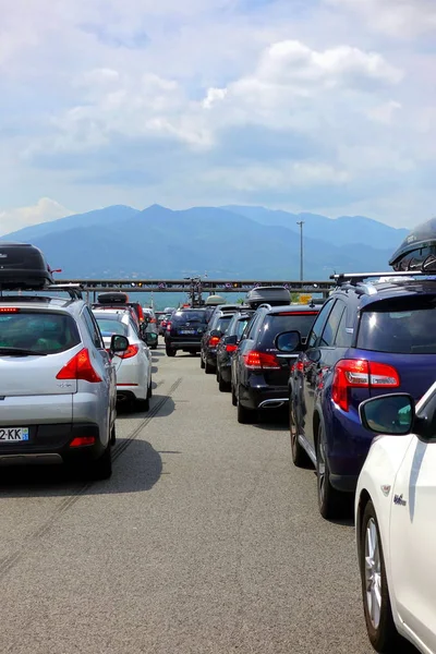 Languedoc-Roussillon, Fransa - 28 Temmuz 2018: Otomatik yolculuk için ödeme bekleyen otomobiller gişede veya Peage 'de kuyruğa giriyor