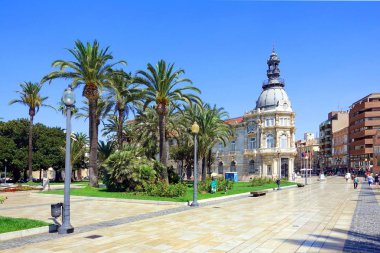 Cartagena, İspanya - 12018 Ağustos - Kartagena Sarayı olarak da bilinen Palacio Consistorial, 20. yüzyılın başlarında mermer ve çinko olarak adlandırılan bir binadır.