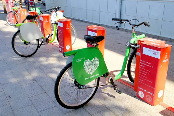 Murcia, İspanya - 4 Ağustos 2018: Murcia Üniversitesi umumi bisikletleri, kitlendi ve halk tarafından kiralanmaya hazır hale getirildi