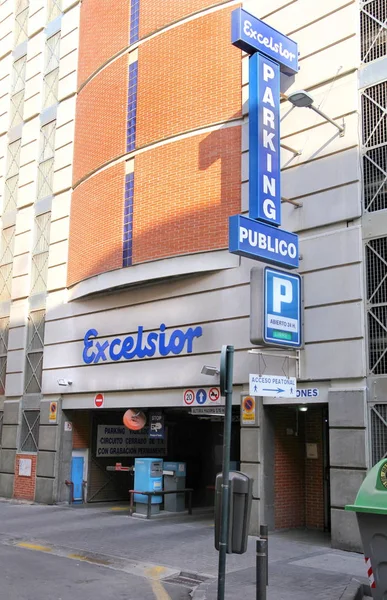 西班牙穆尔西亚 2018年8月4日 在一个汽车空间非常有限的城市的Excelsior公共停车场或停车场外 — 图库照片