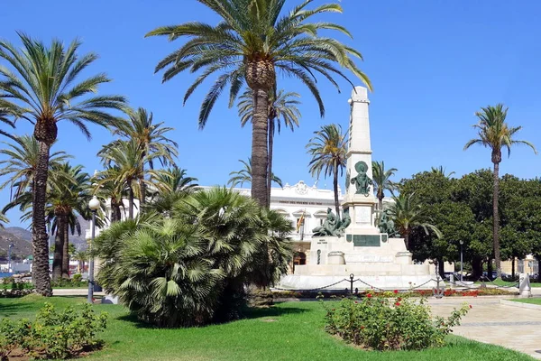 Cartagena, İspanya - 1 Ağustos 2018: Cavite Kahramanları Anıtı, Cavite Meydanı 'nda yer almaktadır.