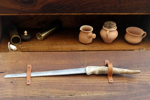 Bir testere ve trefin de dahil olmak üzere çeşitli antik Roma cerrahi aletleri
