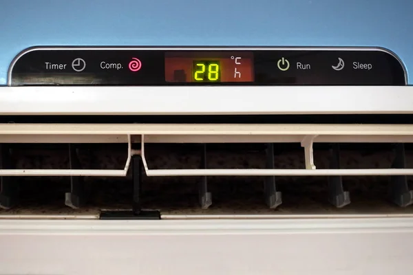 Yurtiçi bir klima veya klima ünitesinin ekran paneli, 28 derece santigrat derece gösteriyor.