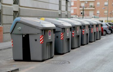 Murcia, İspanya - 4 Ağustos 2018: İspanya 'nın bir caddesindeki büyük belediye çöplüğü veya çöp bidonları