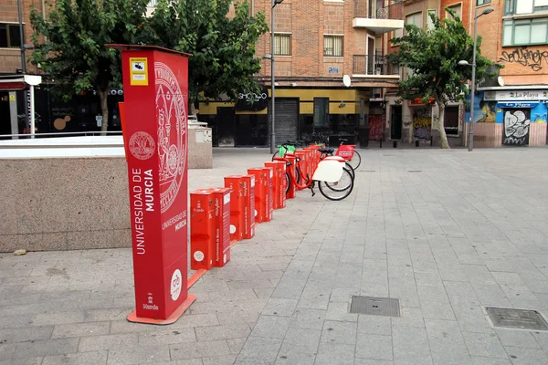 Murcia, İspanya - 4 Ağustos 2018: PLAZA del la UNIVERSIDAD 'de Murcia Üniversitesi' nin halka açık bisikletleri, kamu üyeleri tarafından işe alınmaya veya kiralanmaya hazır ve nazır