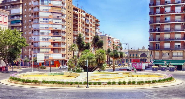 Cartagena, Murcia, İspanya - 01 Ağustos 2018: Plaza Almirante Bastarreche 'de su pınarları ve nemflerin heykelleriyle dolu döner kavşak